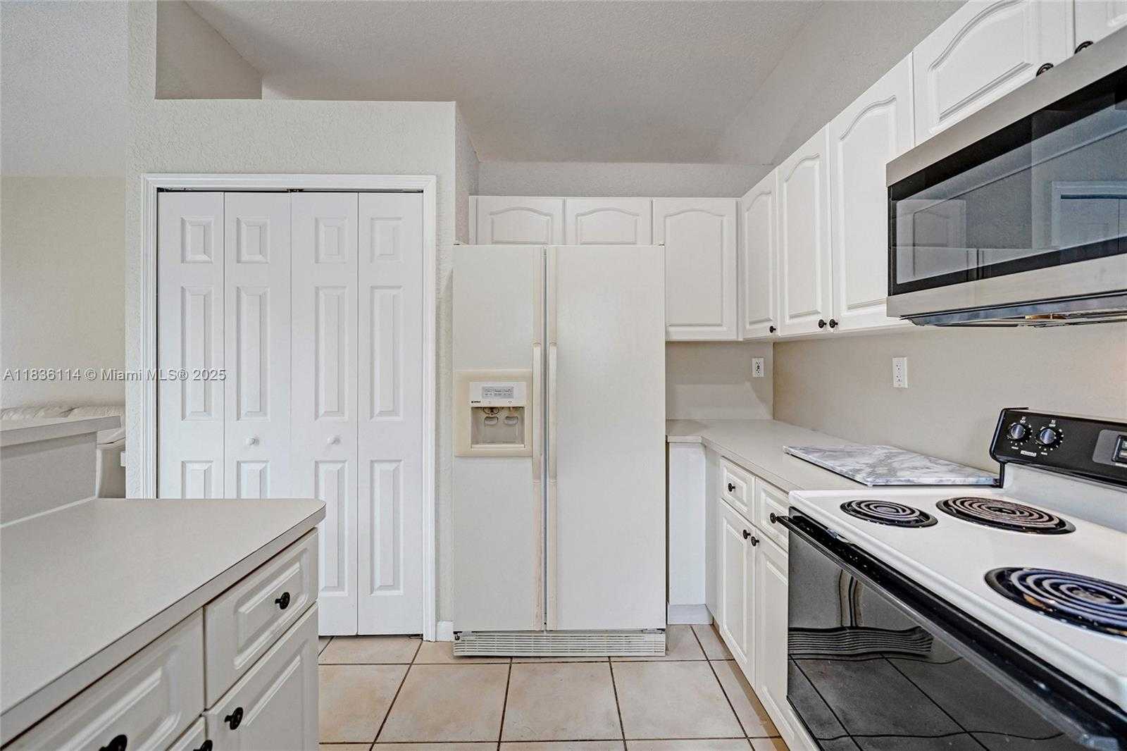 Small Image of 14125 SOUTH CYPRESS COVE CIR, Davie Number 21