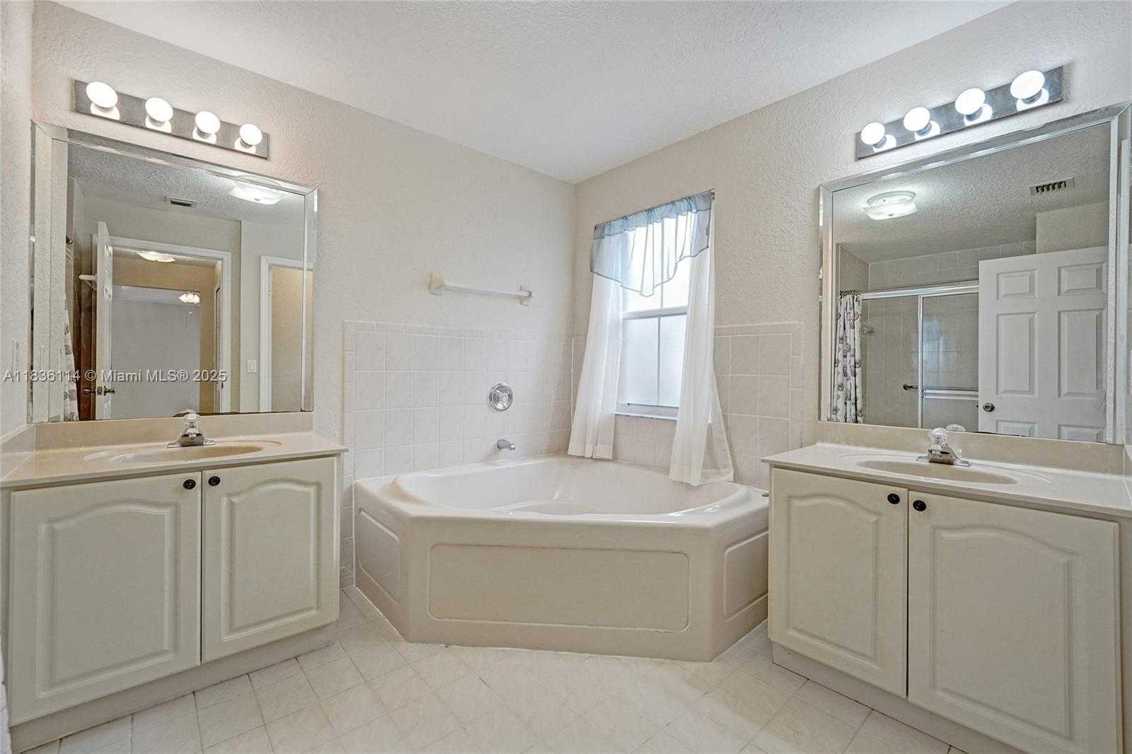 Small Image of 14125 SOUTH CYPRESS COVE CIR, Davie Number 8