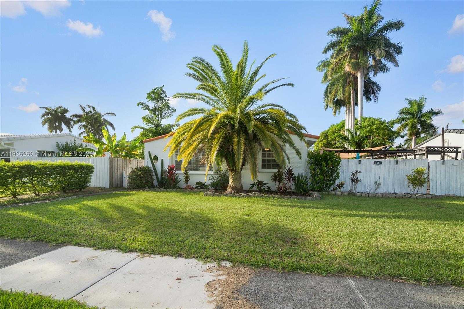 Small Image of 1611 MAYO STREEET, Hollywood Number 37
