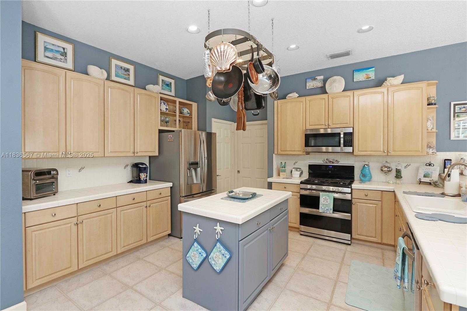 Small Image of 2725 FAIRWAYS DR, Homestead Number 4