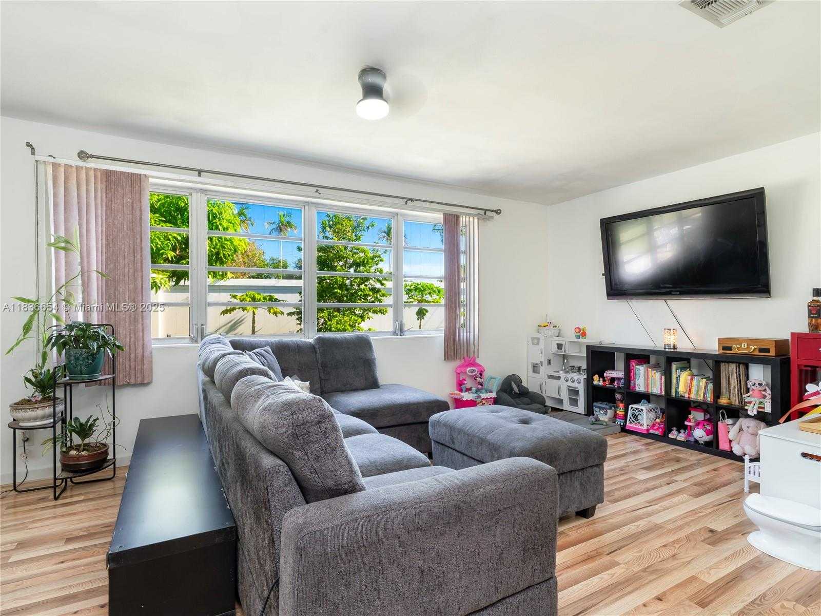 Small Image of 6530 TYLER ST, Hollywood Number 2