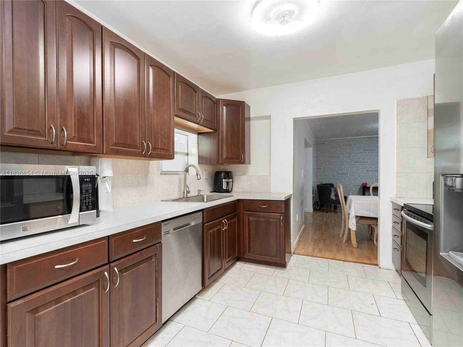 Small Image of 6530 TYLER ST, Hollywood Number 7
