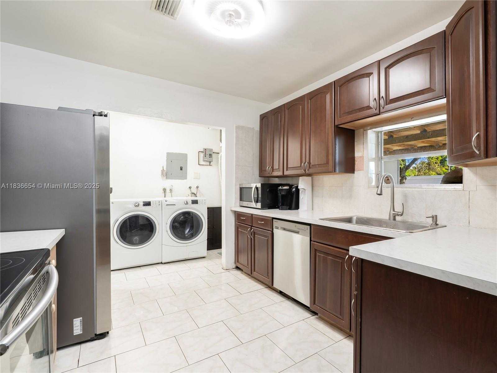 Small Image of 6530 TYLER ST, Hollywood Number 8