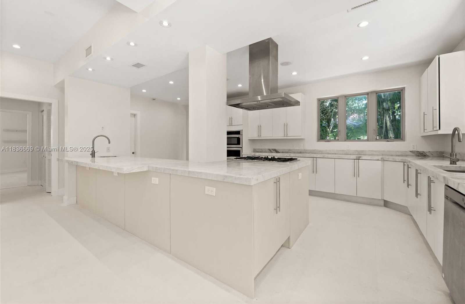 Small Image of 5625 NORTH BAY RD, Miami Beach Number 11