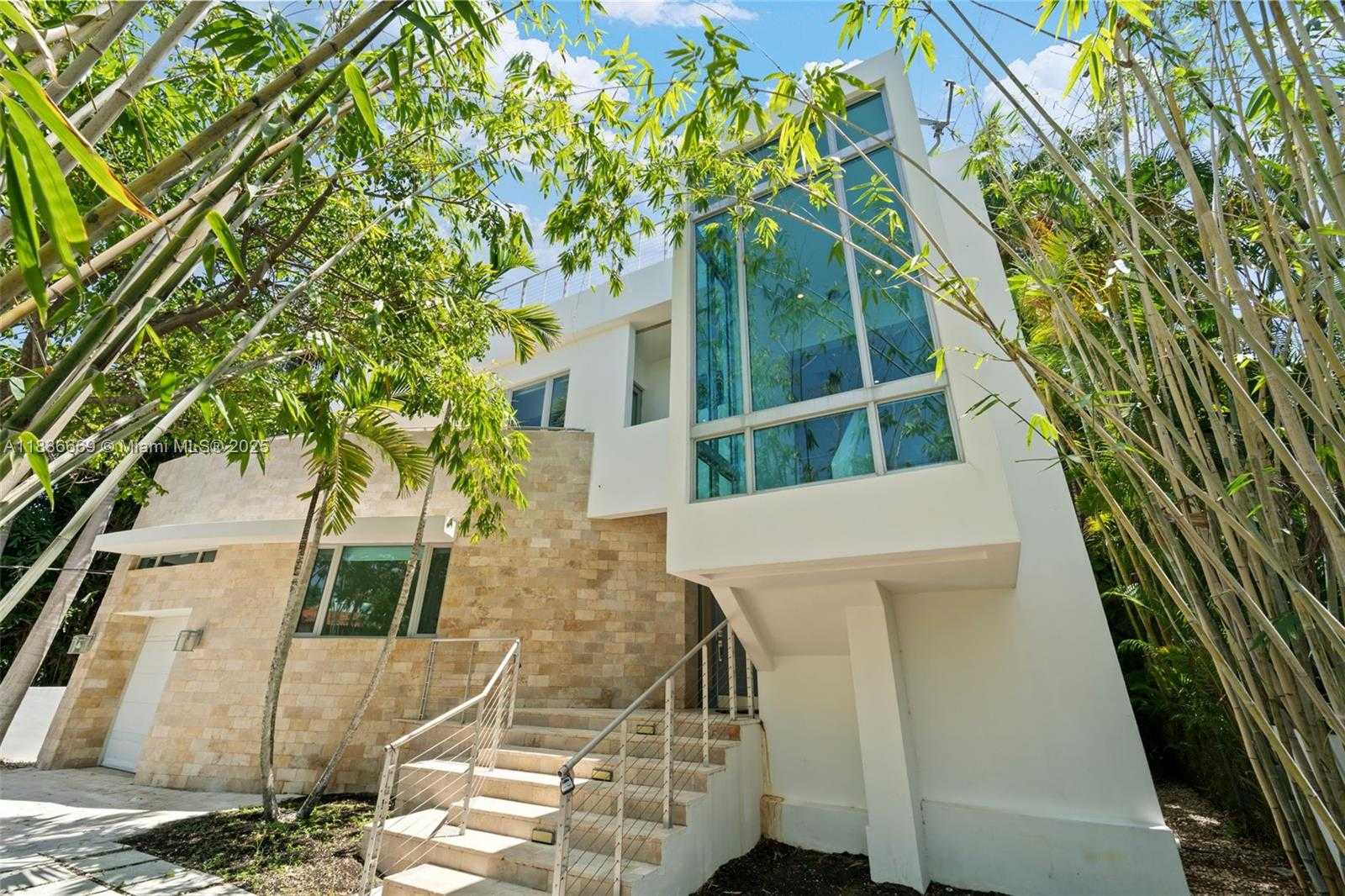 Small Image of 5625 NORTH BAY RD, Miami Beach Number 2