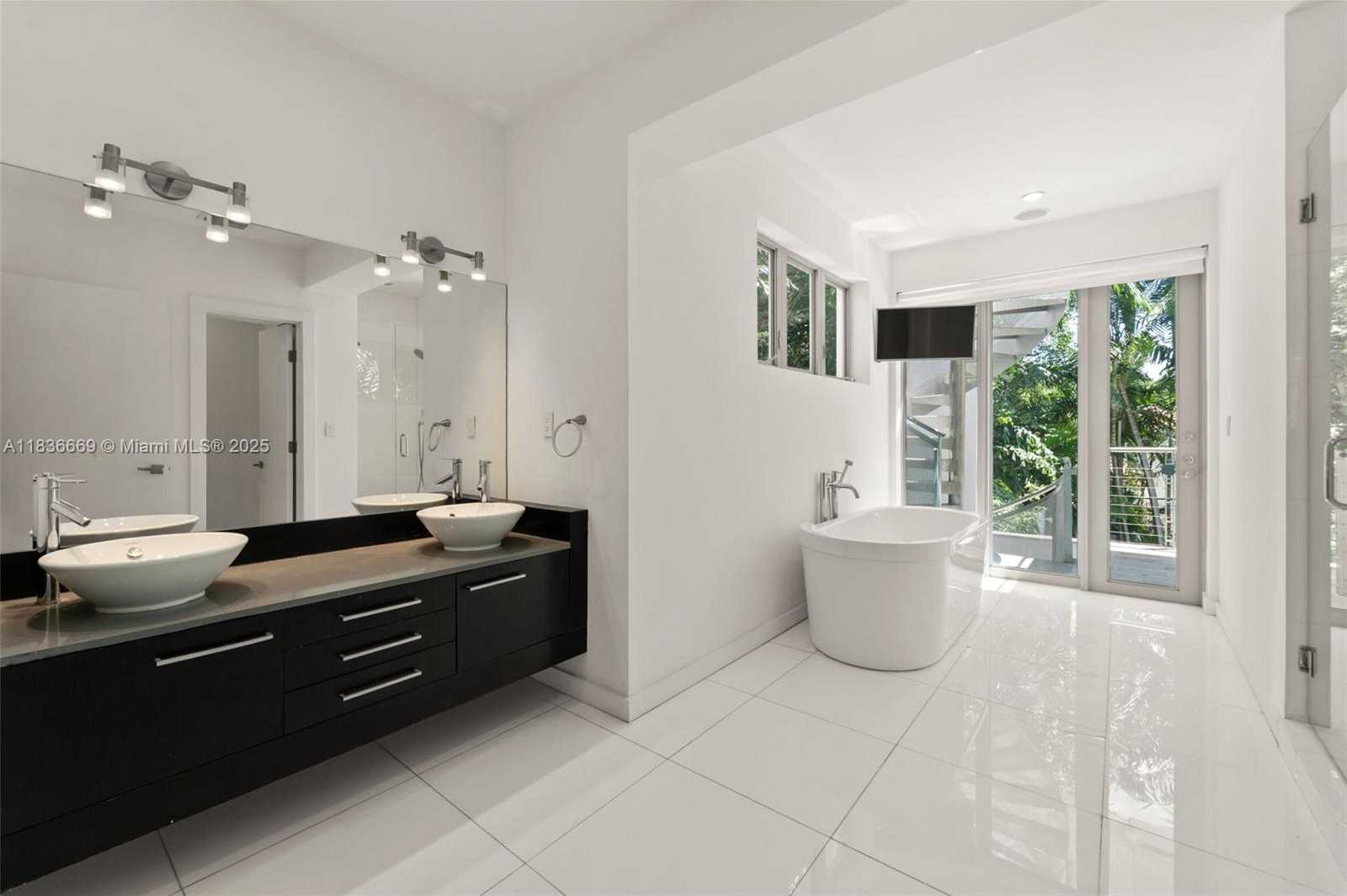 Small Image of 5625 NORTH BAY RD, Miami Beach Number 22