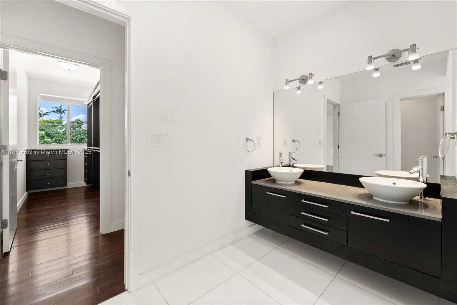 Small Image of 5625 NORTH BAY RD, Miami Beach Number 23