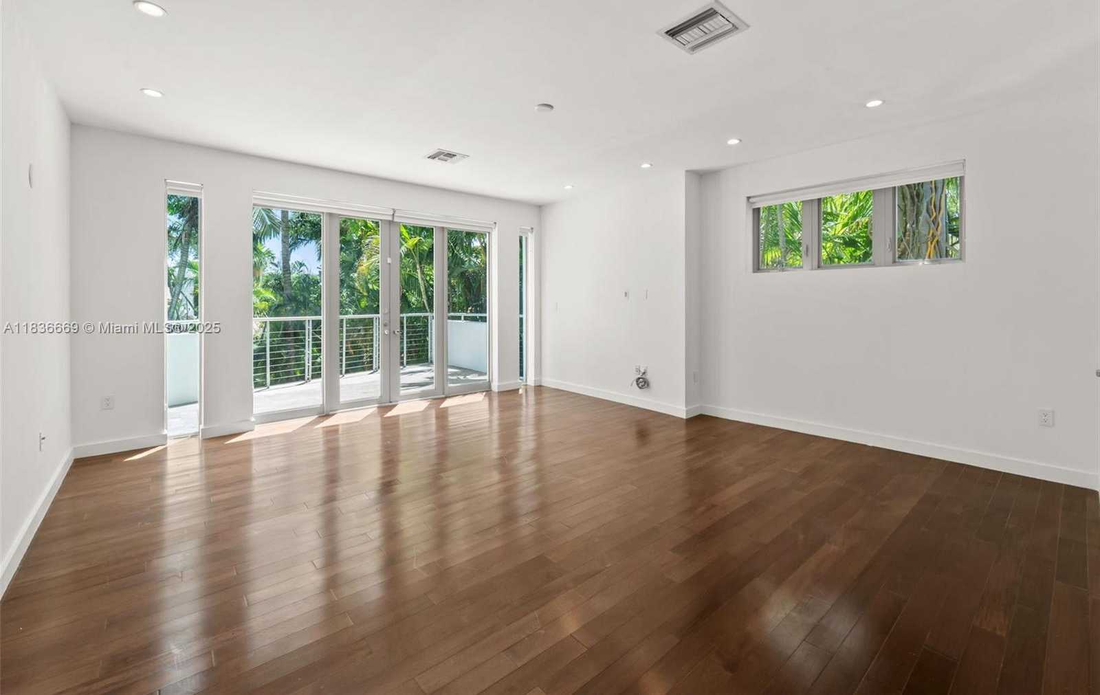 Small Image of 5625 NORTH BAY RD, Miami Beach Number 25