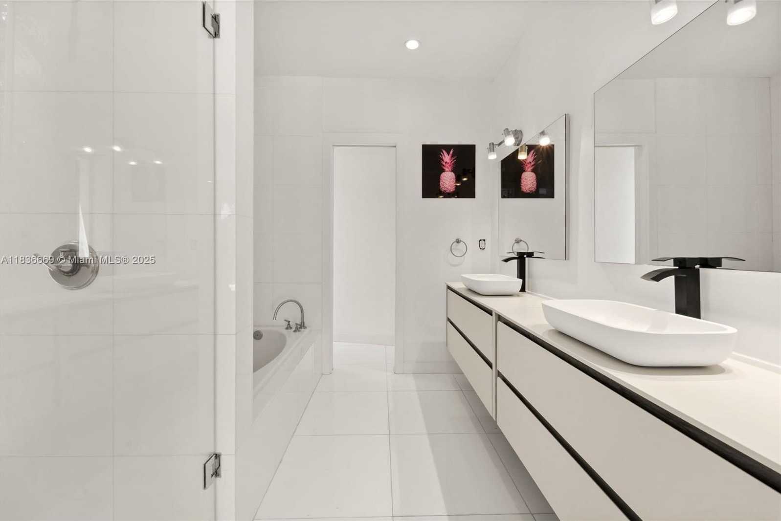 Small Image of 5625 NORTH BAY RD, Miami Beach Number 28