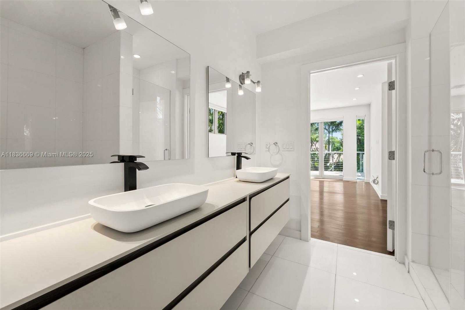 Small Image of 5625 NORTH BAY RD, Miami Beach Number 29