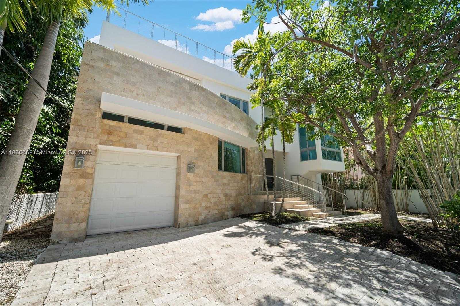 Small Image of 5625 NORTH BAY RD, Miami Beach Number 37