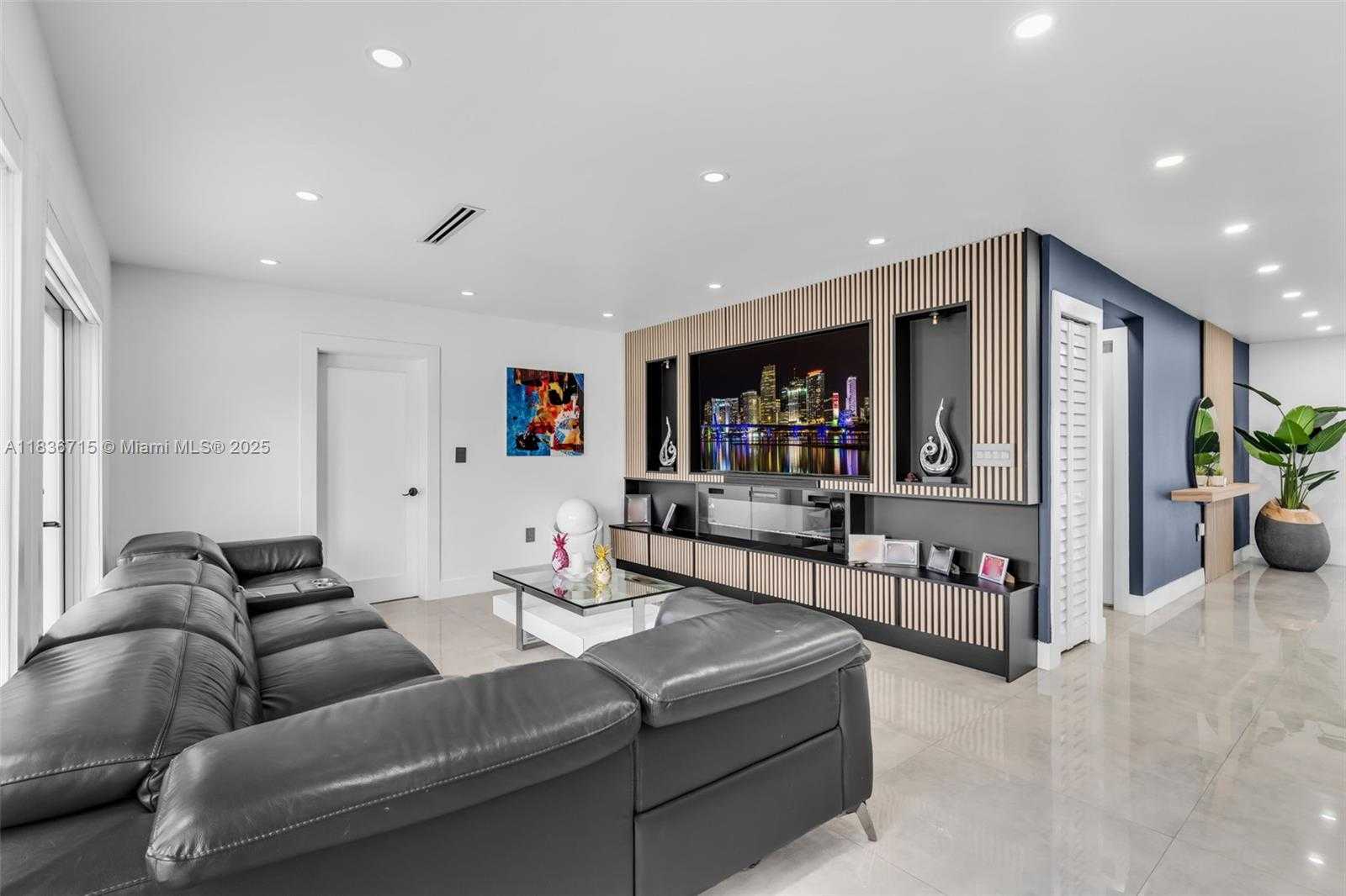 Small Image of 8241 NORTH WEST 182ND ST, Hialeah Number 10