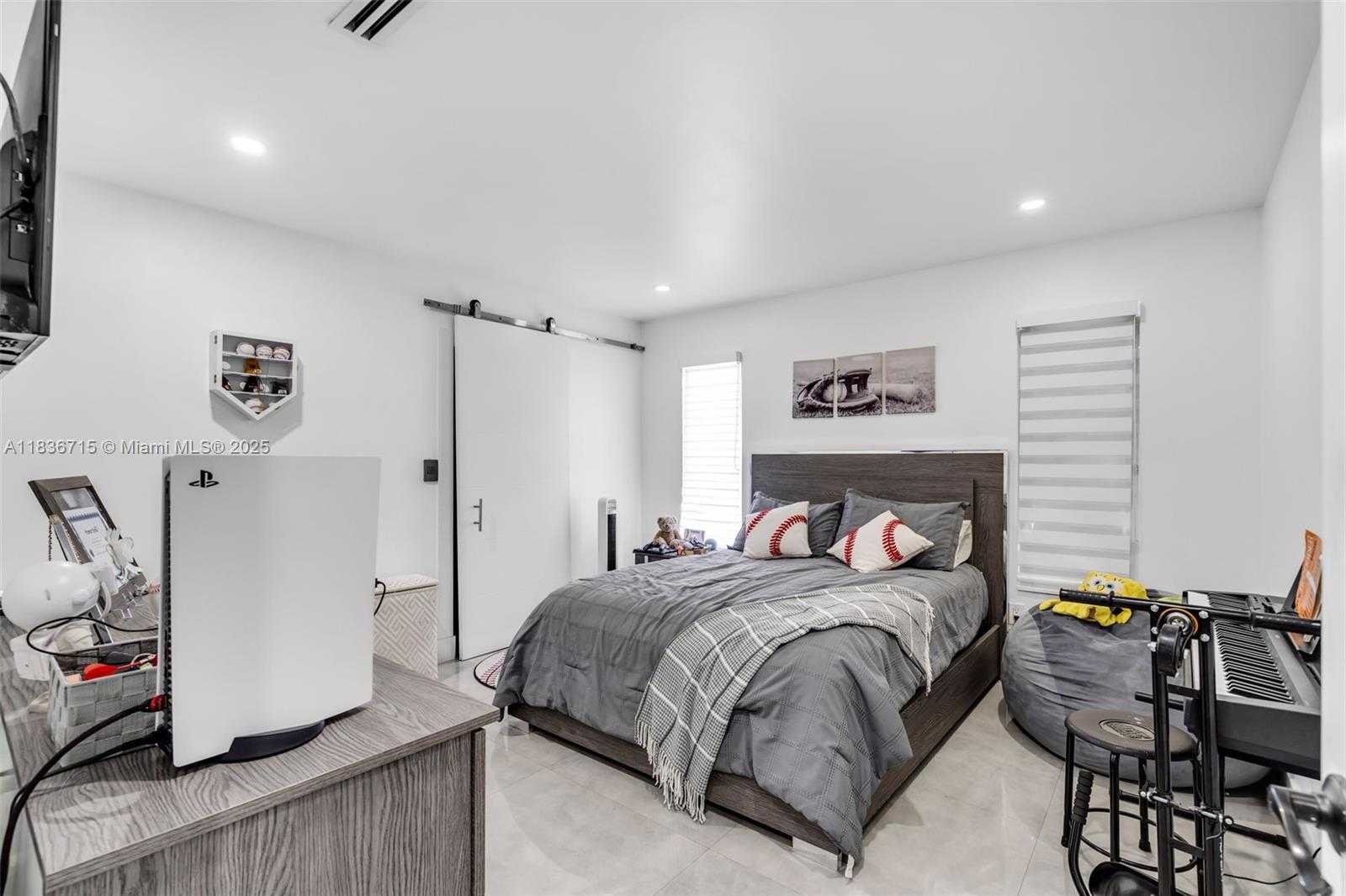 Small Image of 8241 NORTH WEST 182ND ST, Hialeah Number 15