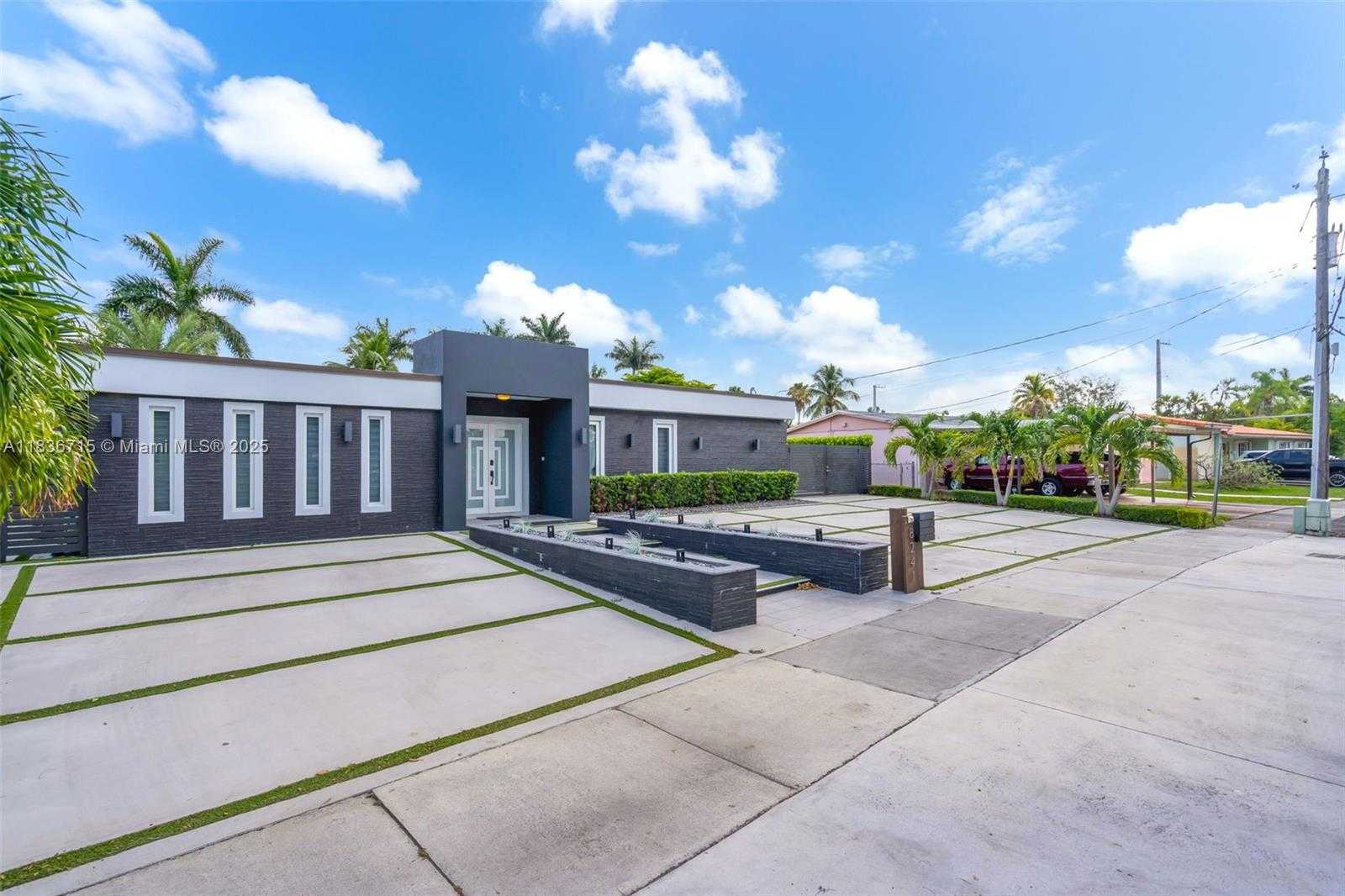 Small Image of 8241 NORTH WEST 182ND ST, Hialeah Number 2