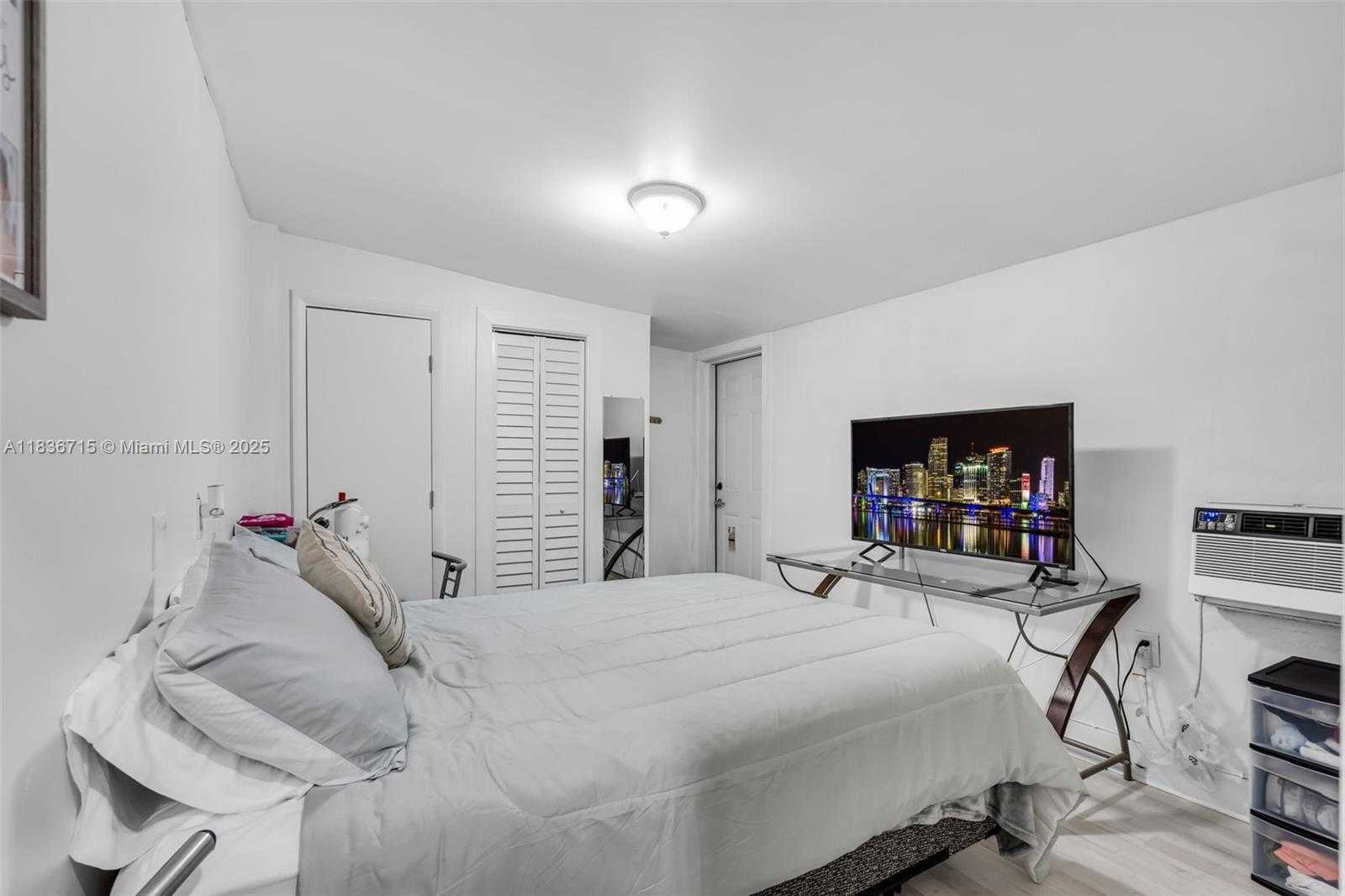Small Image of 8241 NORTH WEST 182ND ST, Hialeah Number 25