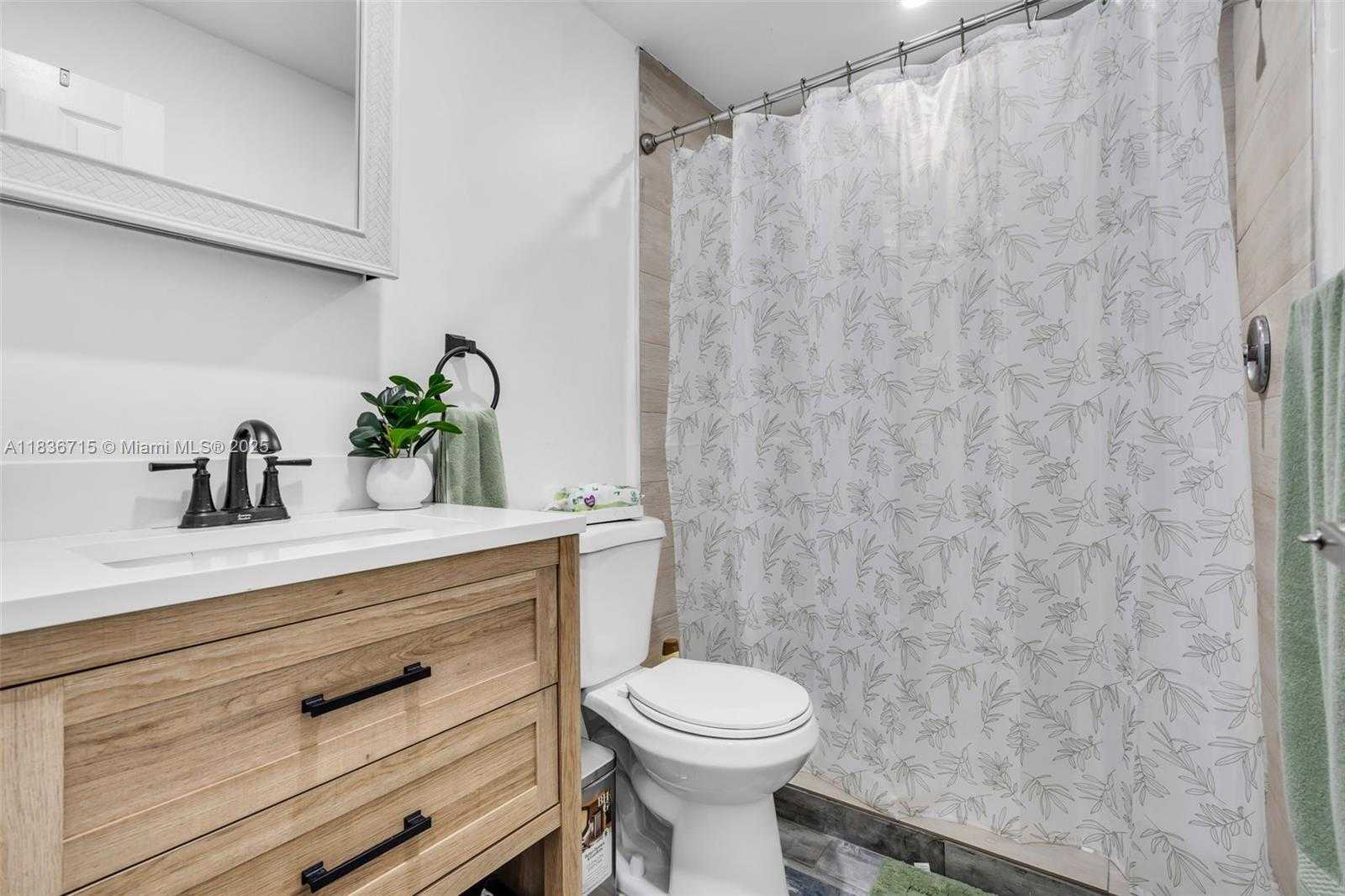 Small Image of 8241 NORTH WEST 182ND ST, Hialeah Number 27
