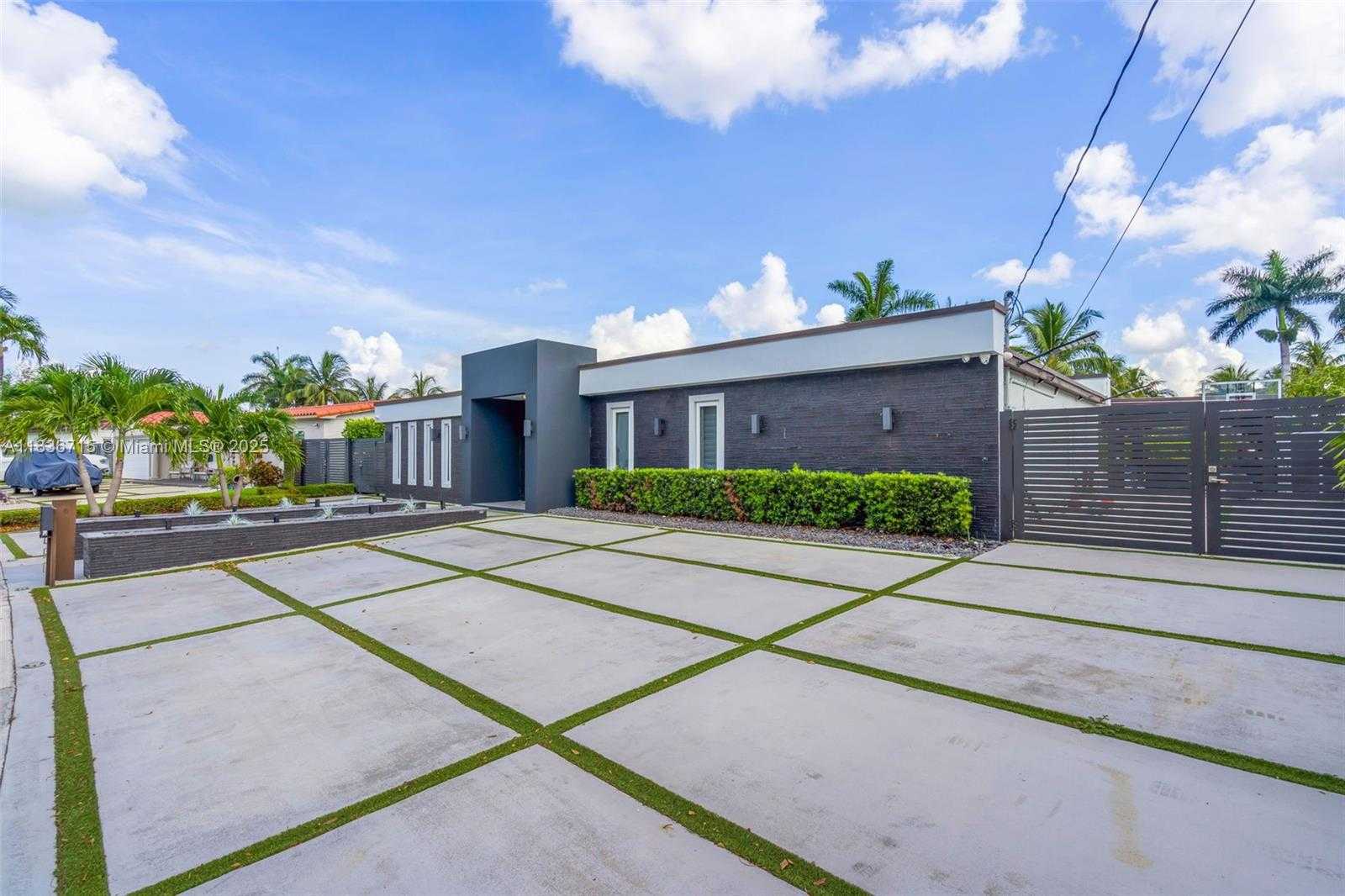 Small Image of 8241 NORTH WEST 182ND ST, Hialeah Number 3
