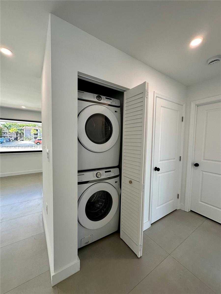 Small Image of 4901 WASHINGTON ST, Hollywood Number 10
