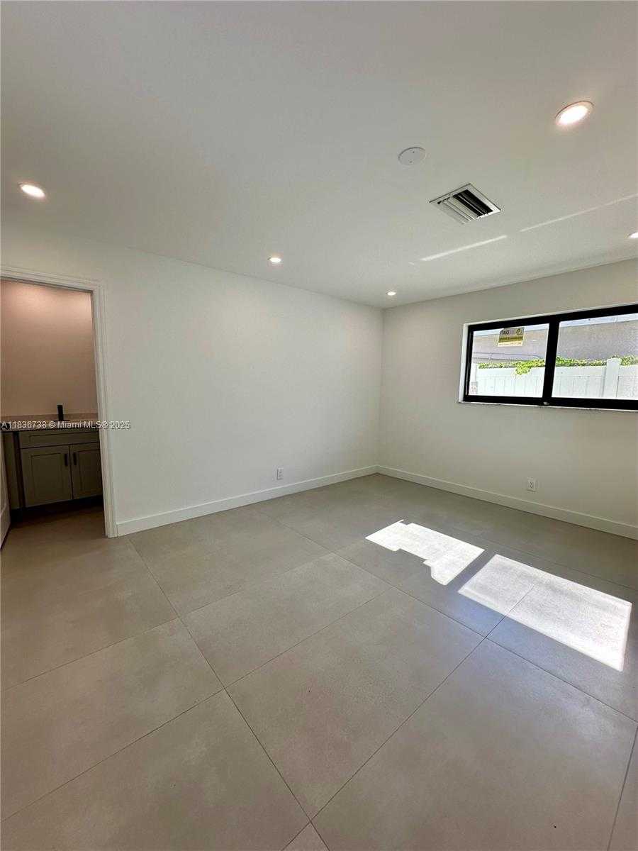 Small Image of 4901 WASHINGTON ST, Hollywood Number 8