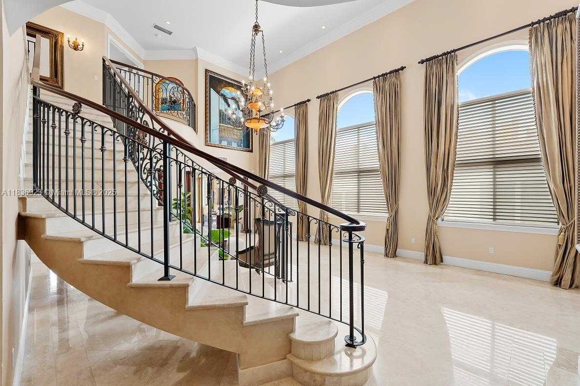 Small Image of 66 SOUTH HIBISCUS DR, Miami Beach Number 13