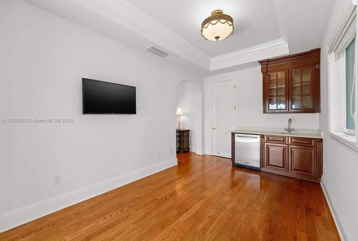 Small Image of 66 SOUTH HIBISCUS DR, Miami Beach Number 26