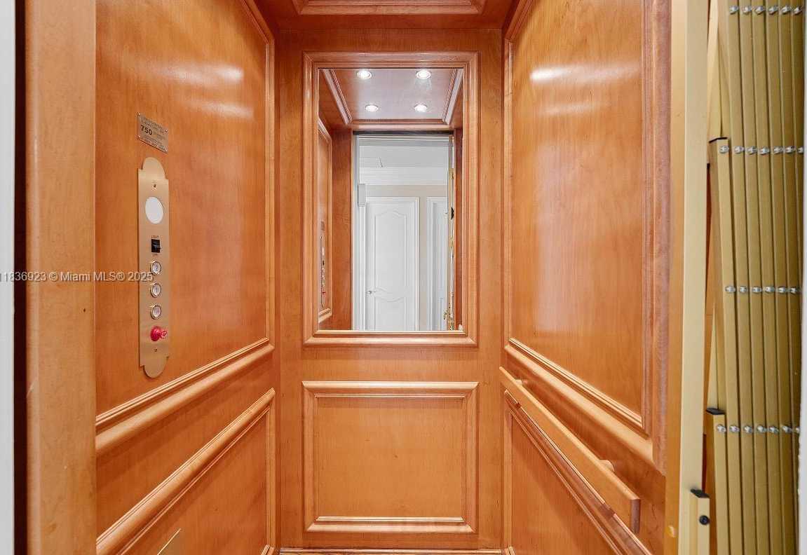 Small Image of 66 SOUTH HIBISCUS DR, Miami Beach Number 38