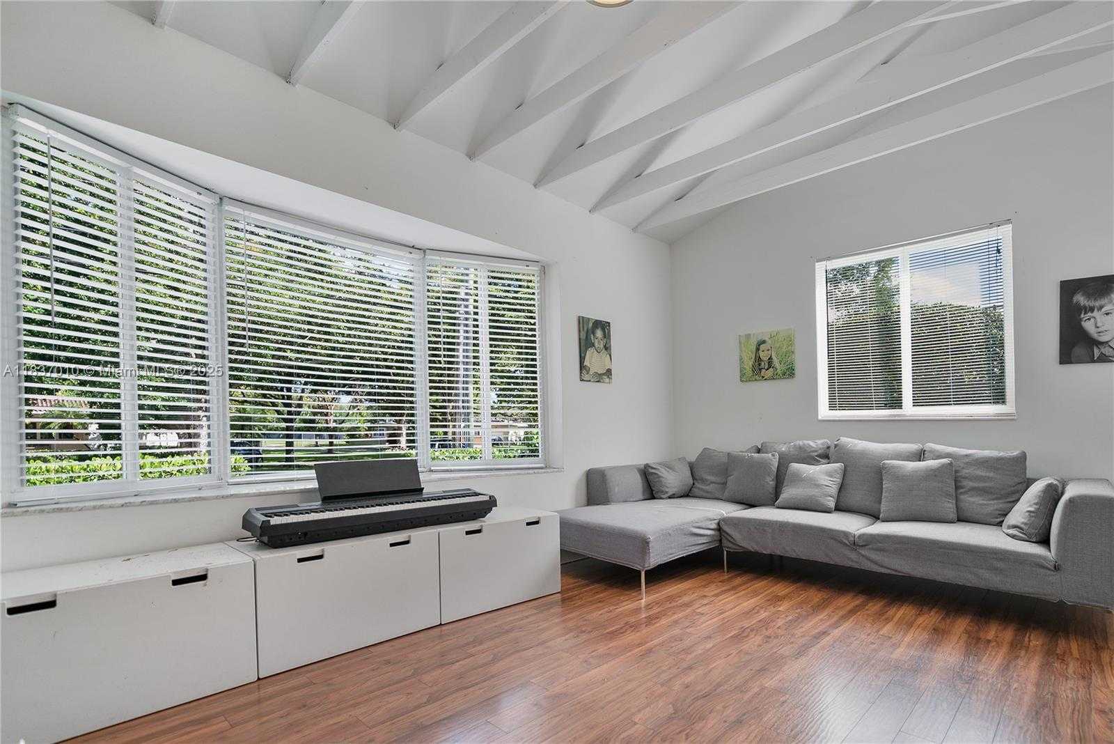 Small Image of 5308 RIVIERA DR, Coral Gables Number 10
