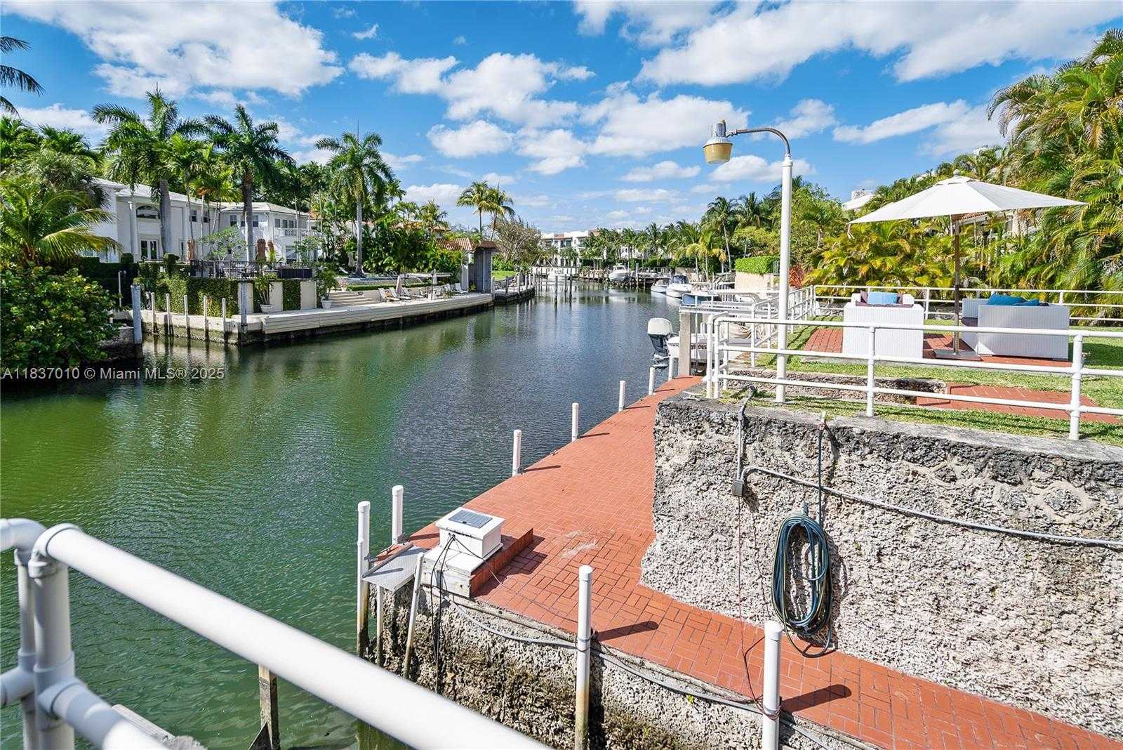 Small Image of 5308 RIVIERA DR, Coral Gables Number 4