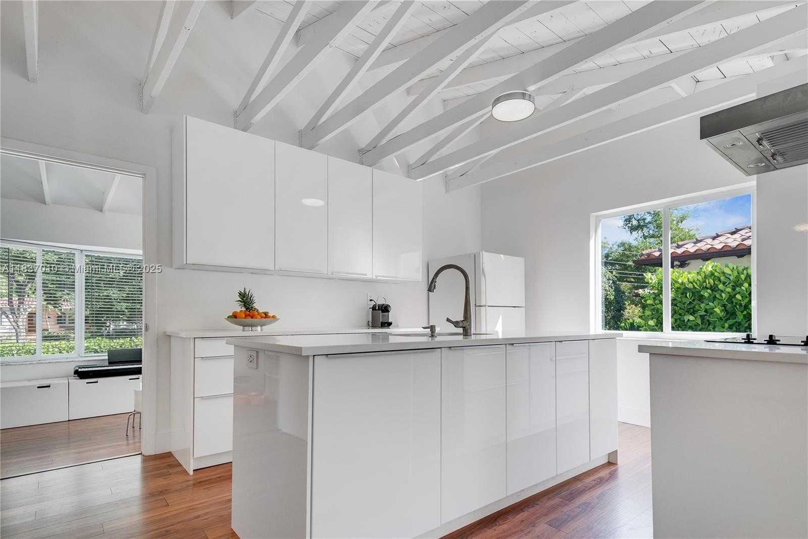 Small Image of 5308 RIVIERA DR, Coral Gables Number 9
