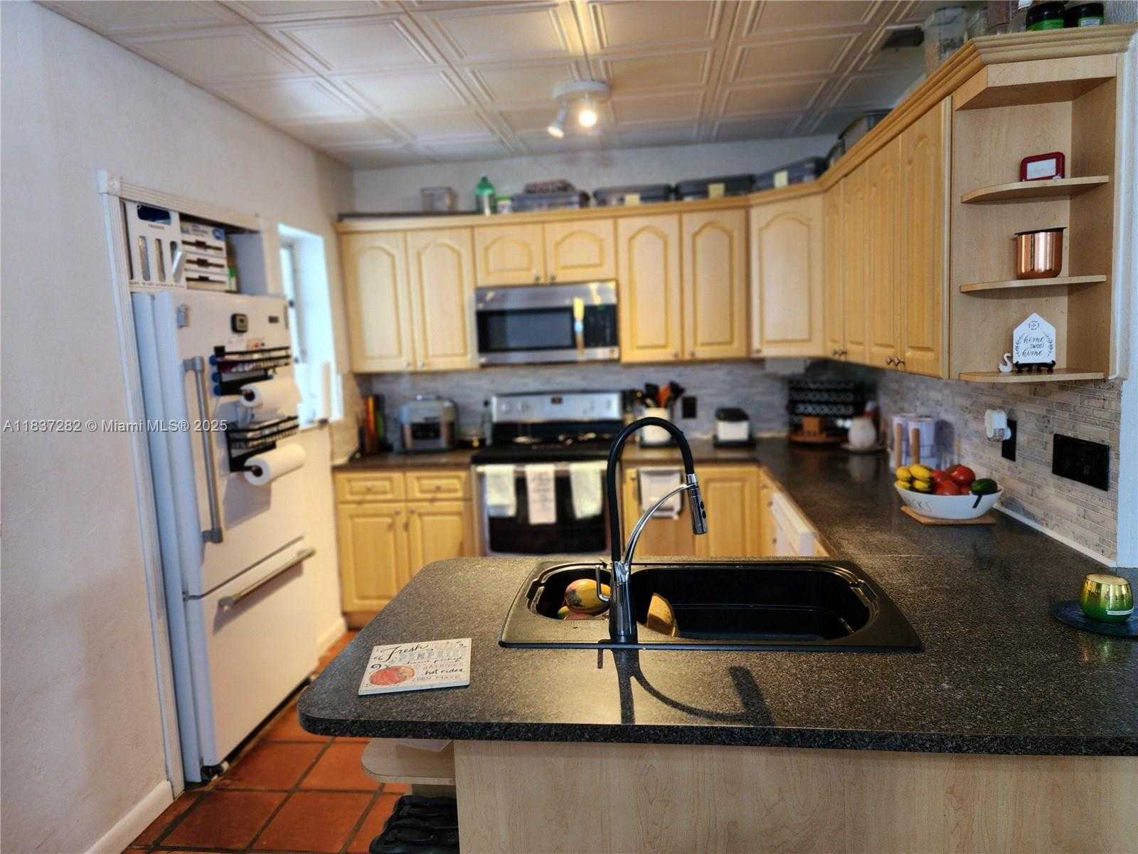 Small Image of 3521 EAST 8TH AVE, Hialeah Number 26