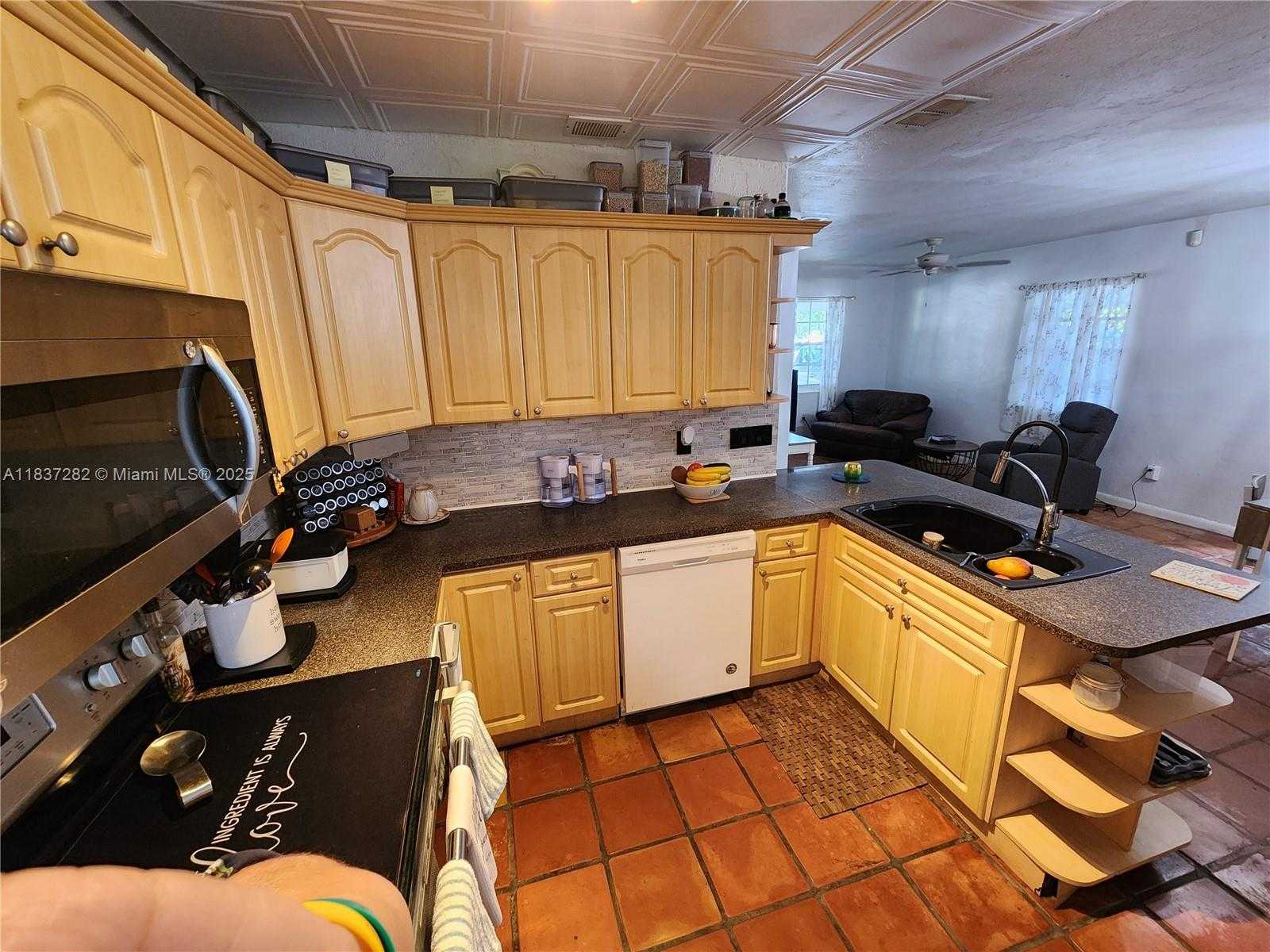 Small Image of 3521 EAST 8TH AVE, Hialeah Number 28