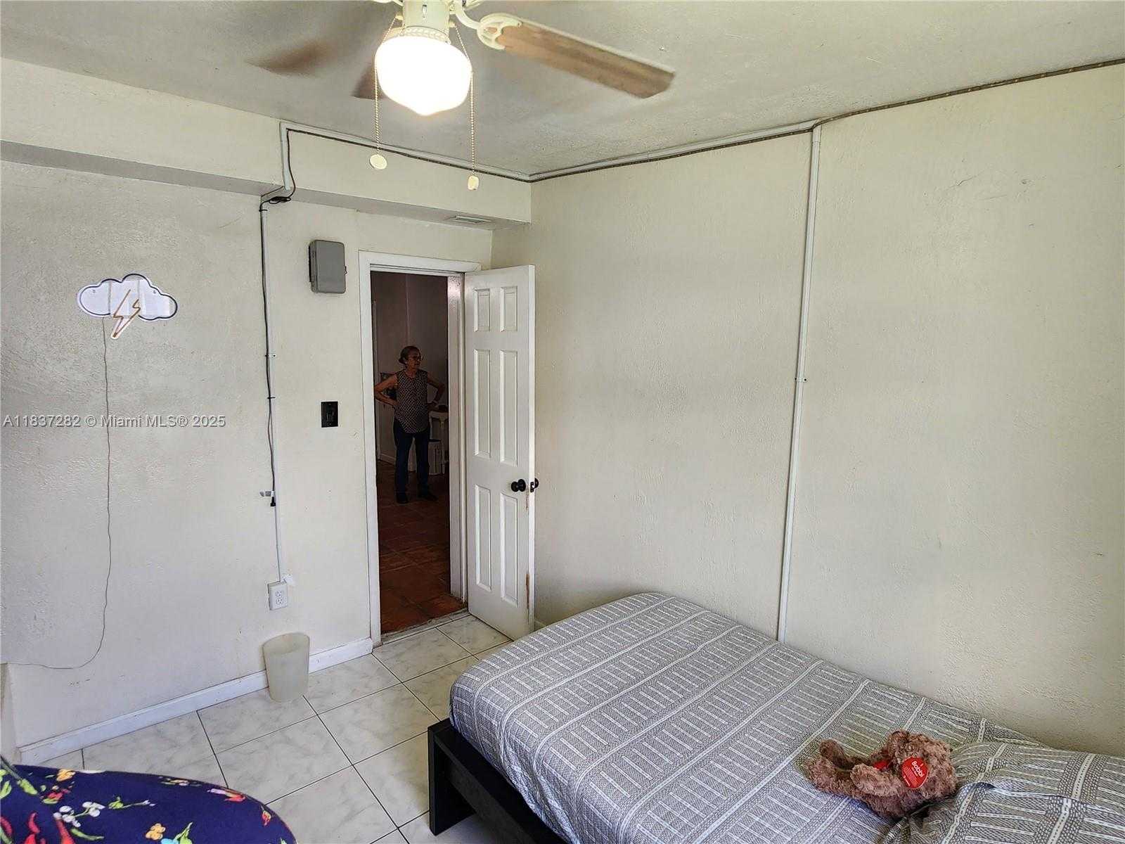Small Image of 3521 EAST 8TH AVE, Hialeah Number 31