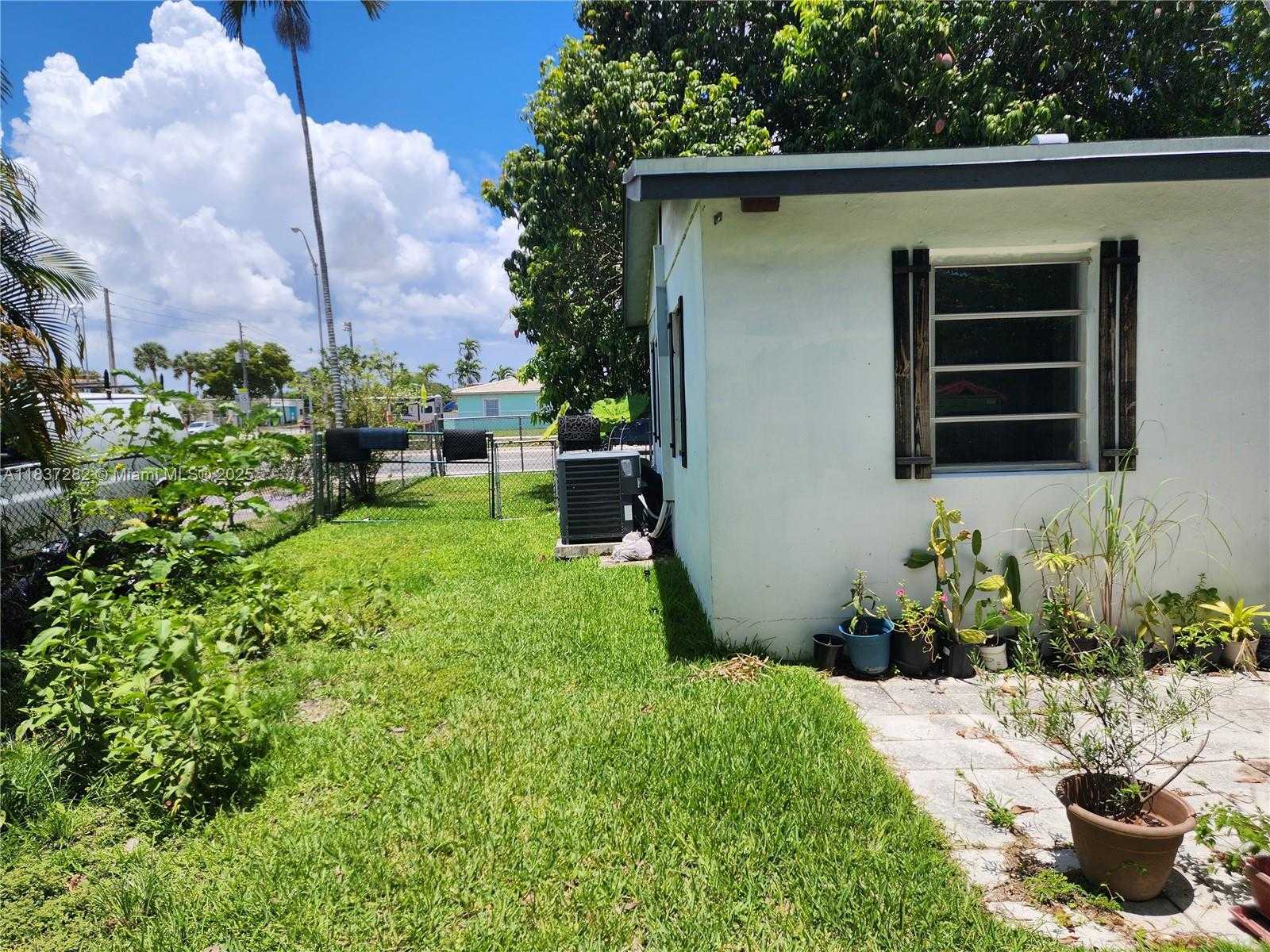 Small Image of 3521 EAST 8TH AVE, Hialeah Number 47