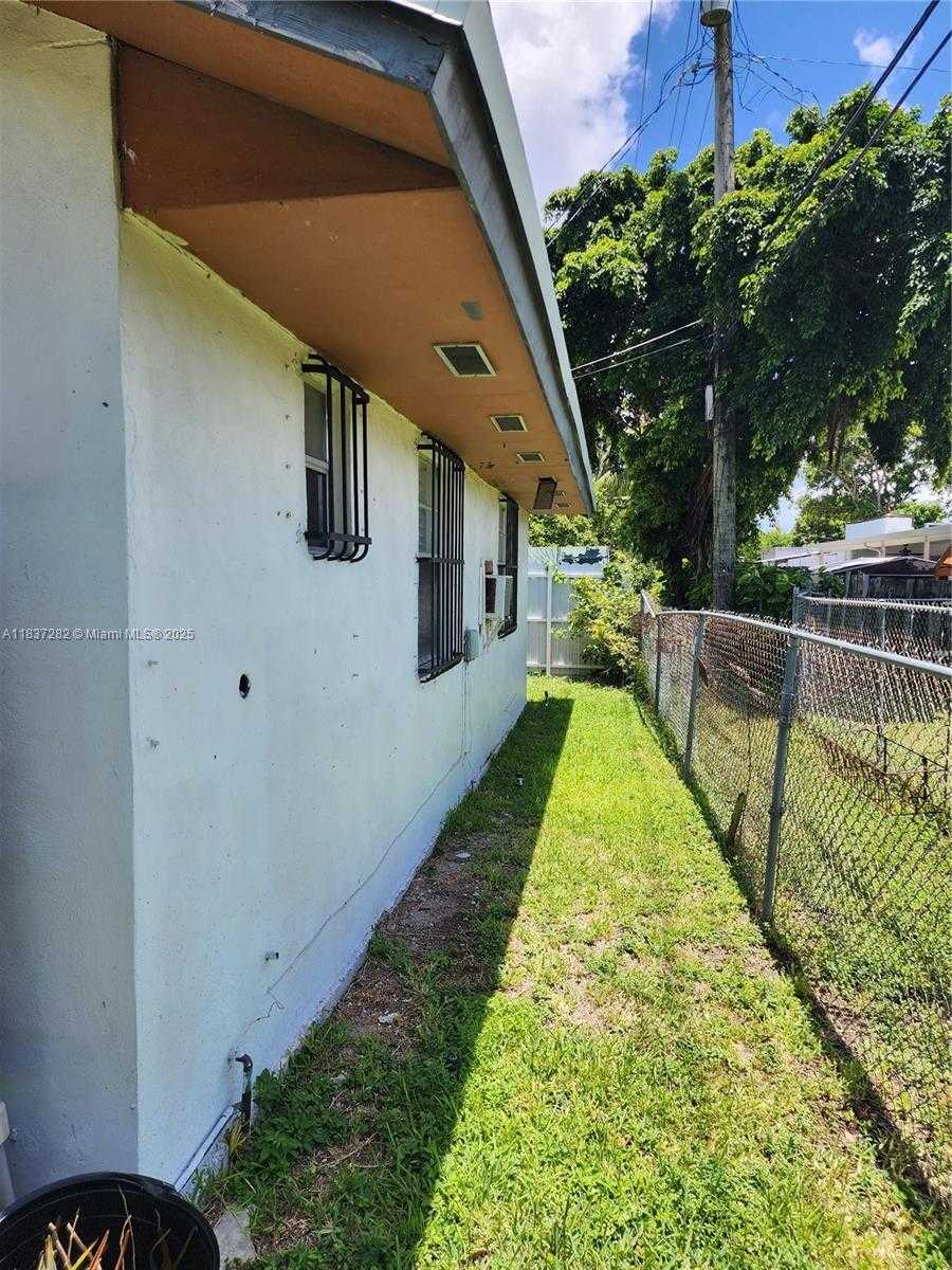 Small Image of 3521 EAST 8TH AVE, Hialeah Number 60