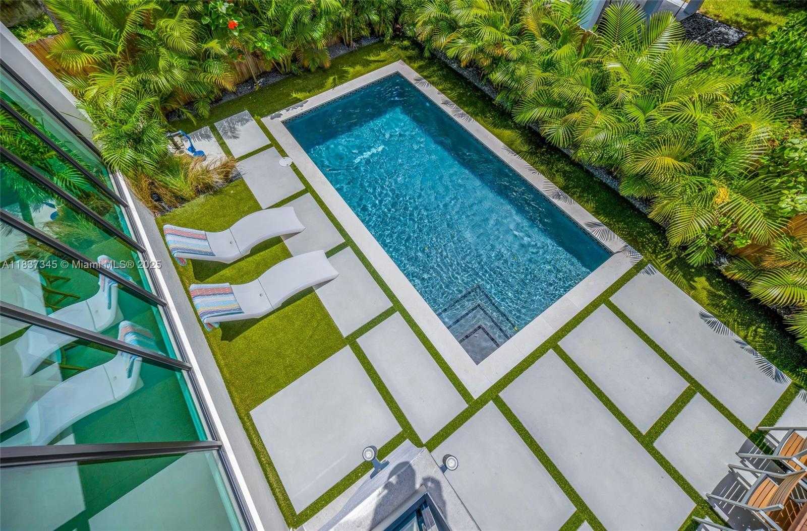 Small Image of Miami Number 25