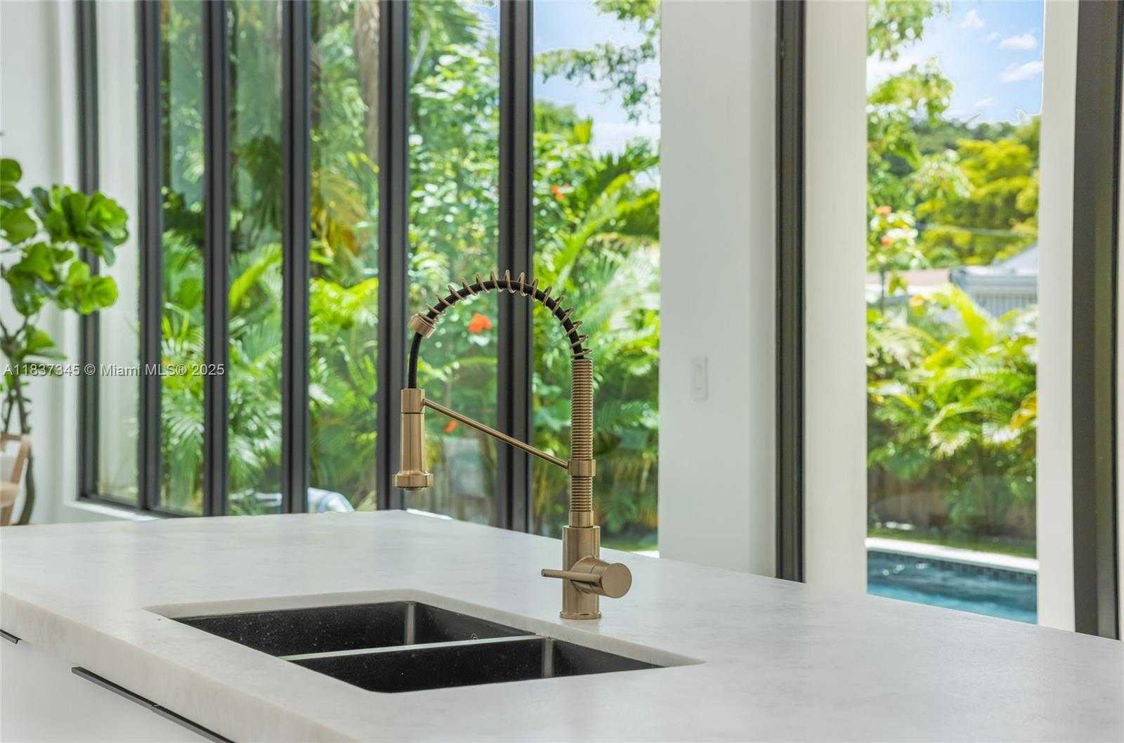 Small Image of Miami Number 7