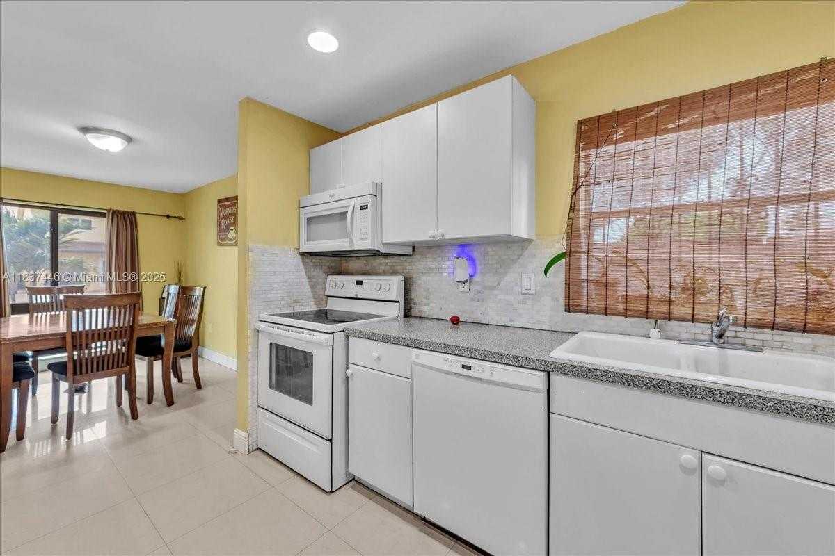 Small Image of 5287 NORTH WEST 193RD LN, Miami Gardens Number 16