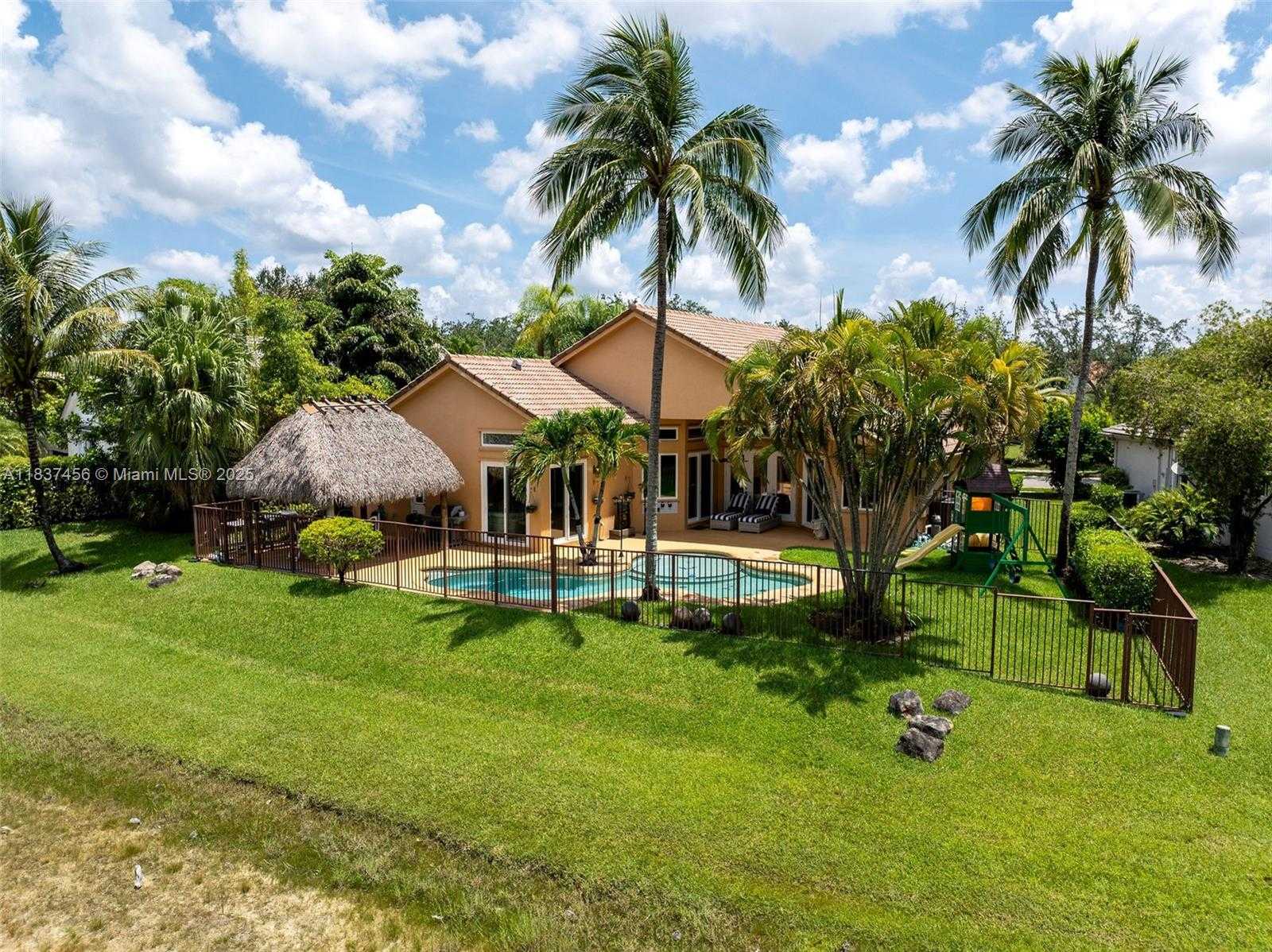 Small Image of 3043 LAKEWOOD DR, Weston Number 2