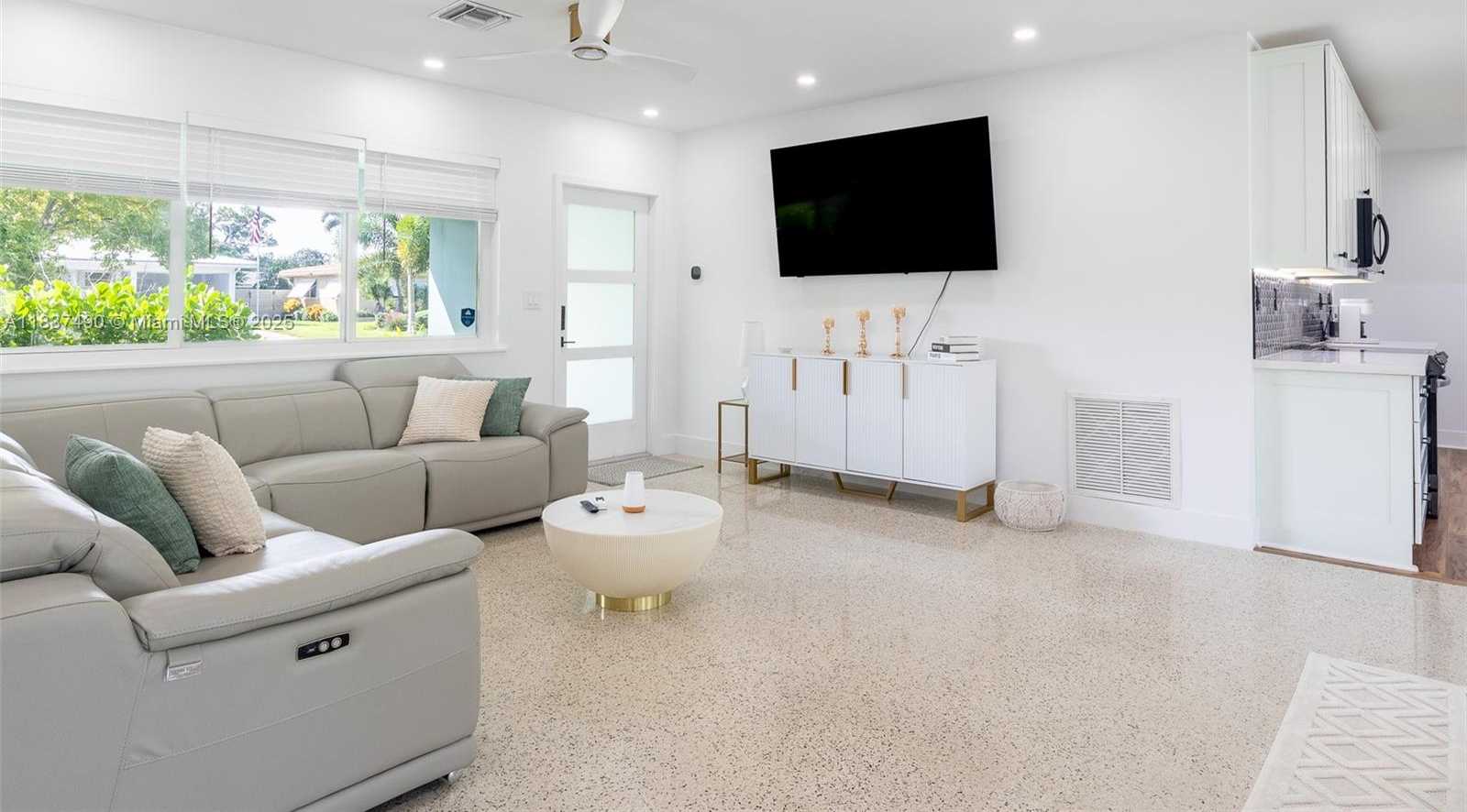 Small Image of 121 SOUTH EAST 7TH ST, Pompano Beach Number 4