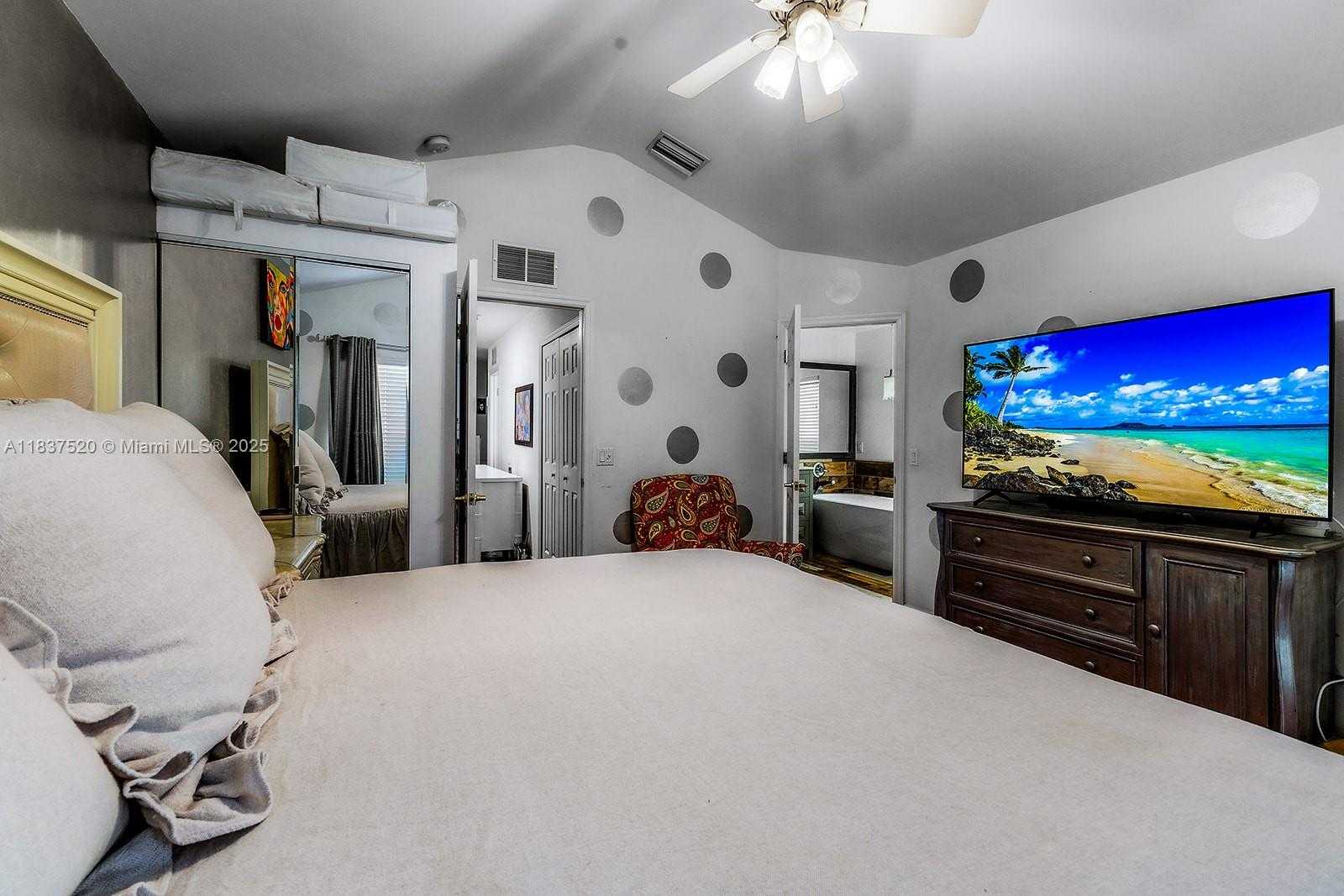 Small Image of 1064 HAMPTON CIR #54, Other City - In The State Of Florida Number 16