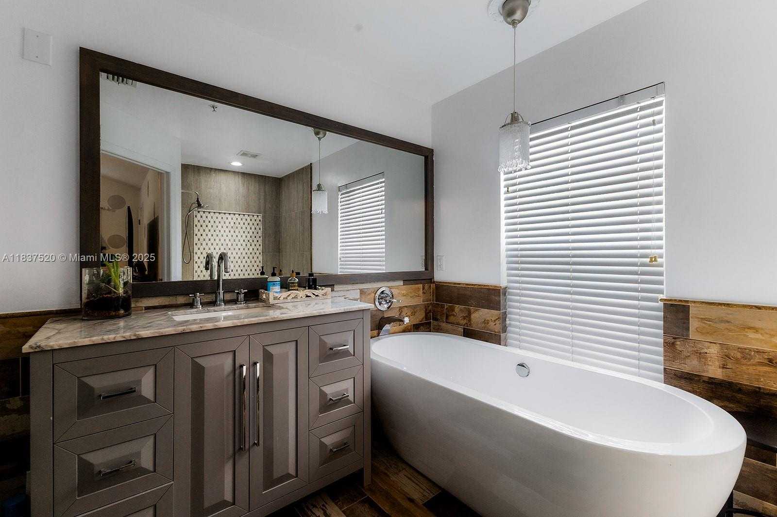 Small Image of 1064 HAMPTON CIR #54, Other City - In The State Of Florida Number 17