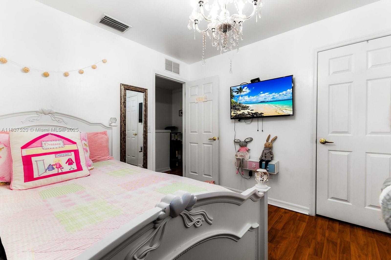 Small Image of 1064 HAMPTON CIR #54, Other City - In The State Of Florida Number 21