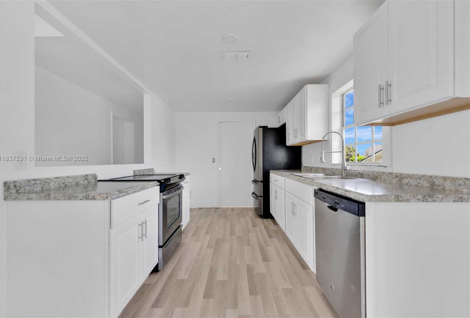 Small Image of 1106 HARBOR DR, Fort Myers Number 11