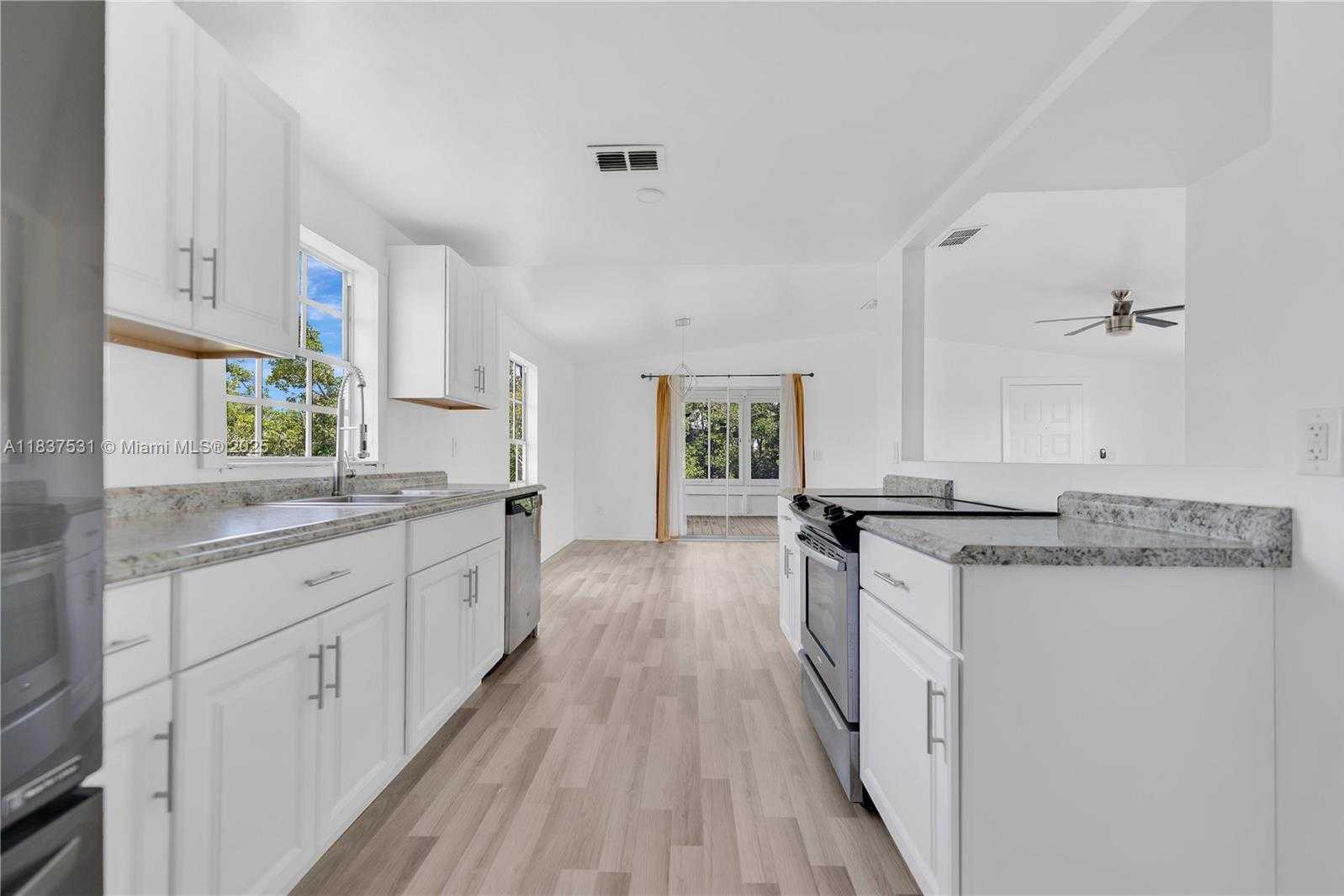 Small Image of 1106 HARBOR DR, Fort Myers Number 12