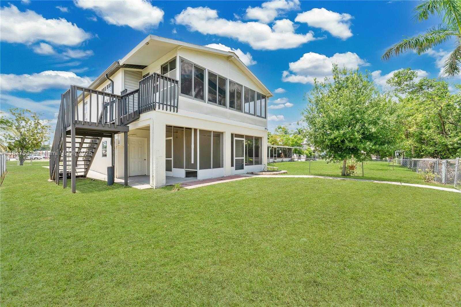 Small Image of 1106 HARBOR DR, Fort Myers Number 2