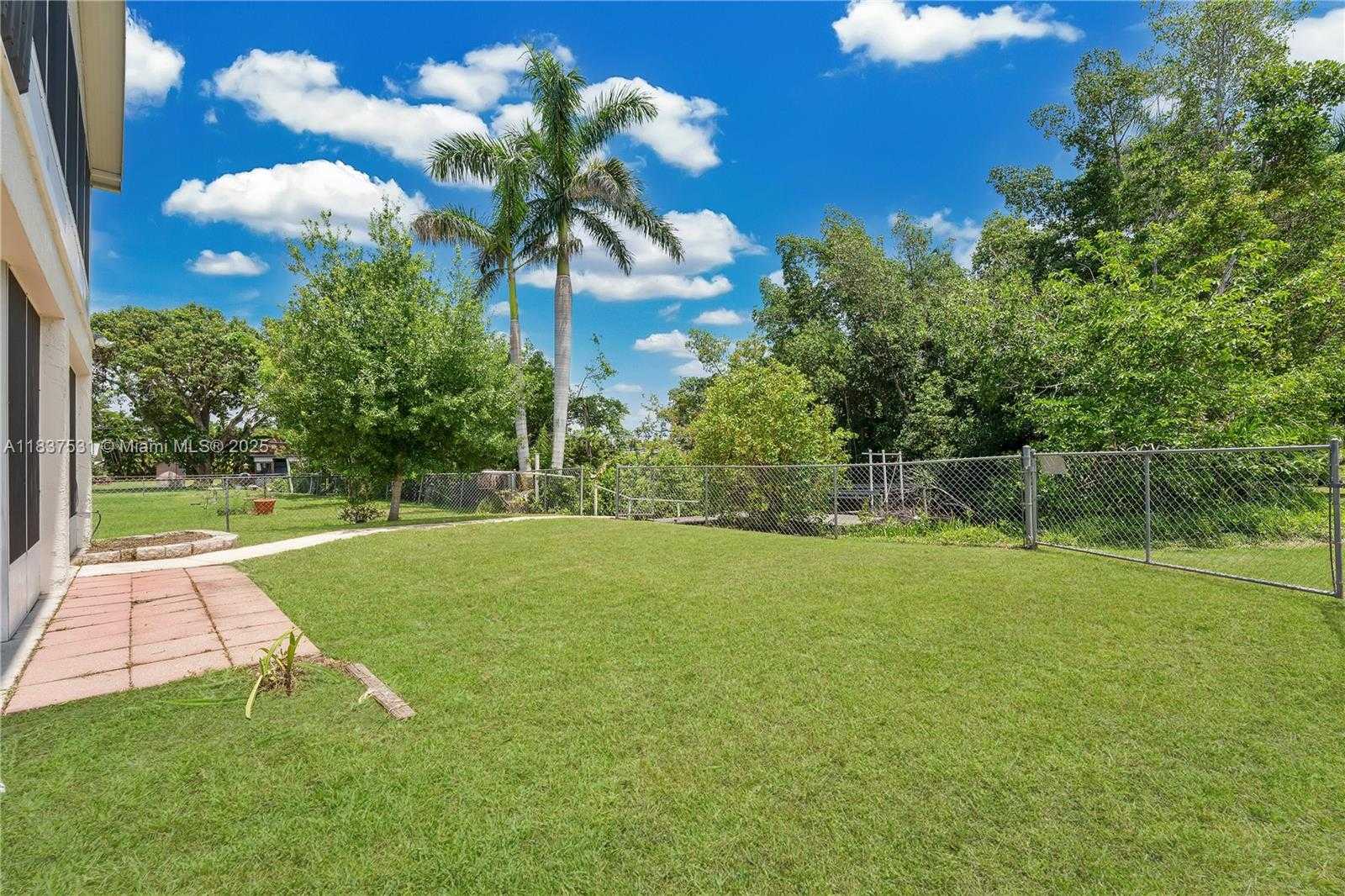 Small Image of 1106 HARBOR DR, Fort Myers Number 27