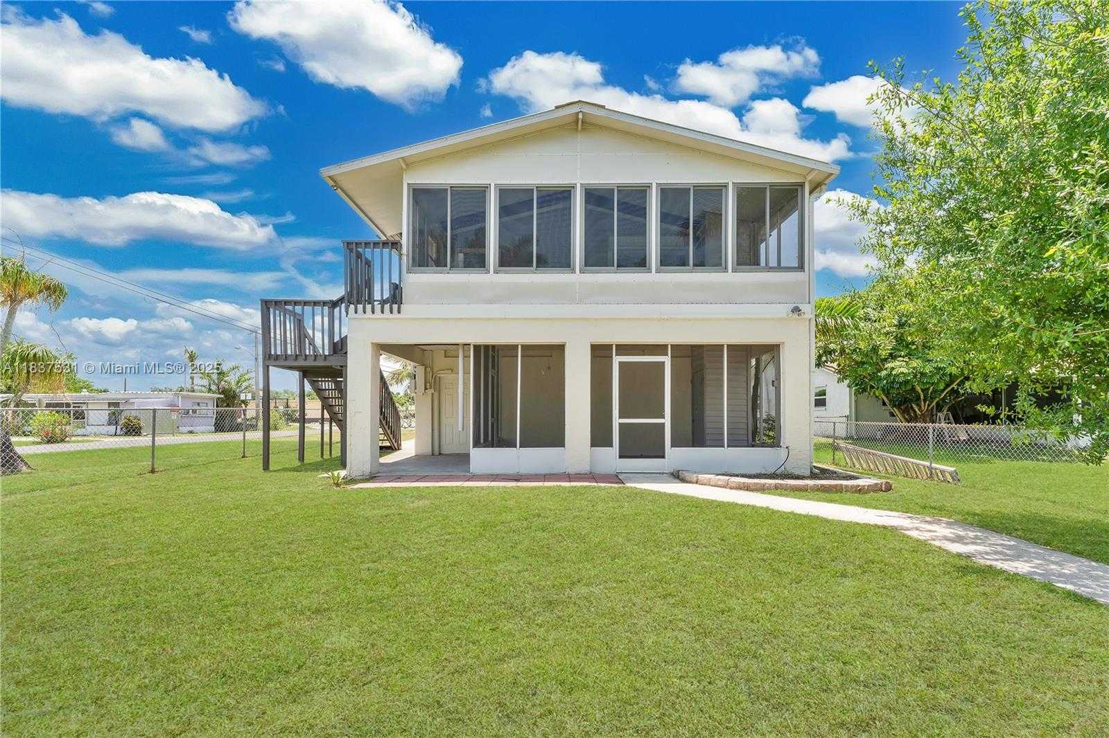Small Image of 1106 HARBOR DR, Fort Myers Number 3