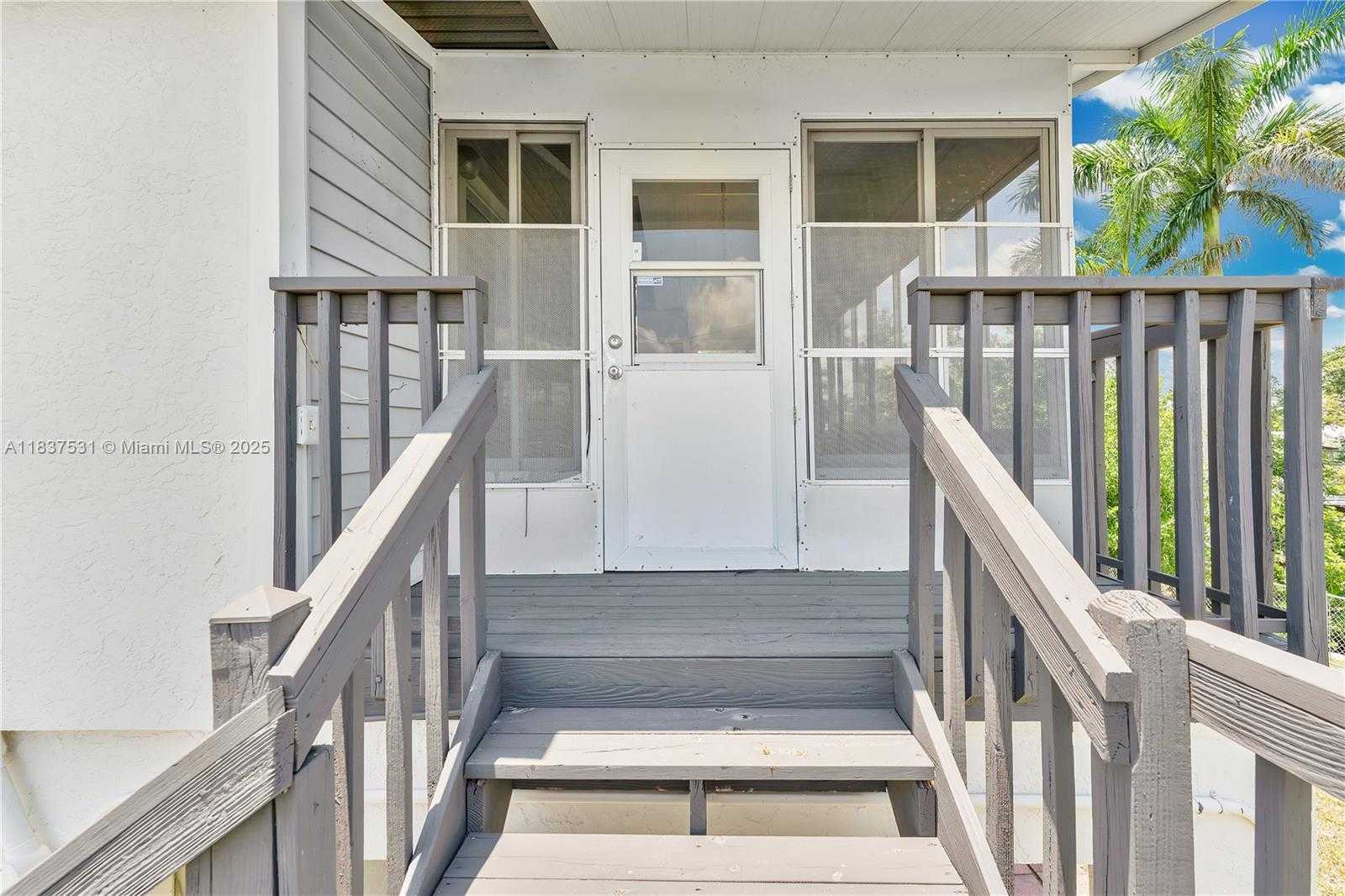 Small Image of 1106 HARBOR DR, Fort Myers Number 4