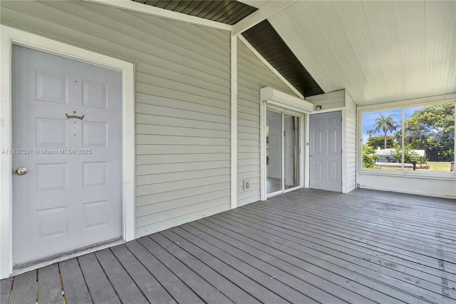 Small Image of 1106 HARBOR DR, Fort Myers Number 5