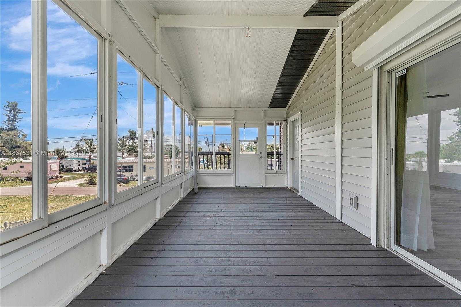 Small Image of 1106 HARBOR DR, Fort Myers Number 7